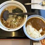 山田うどん - たぬきそば・半カレー丼