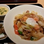 レストランローズ - 中華丼　料理出すの遅すぎ！私たちより二十分後に入った親子連れの子供が頼んだ料理が先なんて一体どうなったシステム？美味しいと思う気持ちも薄れた