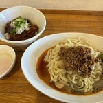 らーめん専門 うしおととり - 温玉汁無し担々麺¥850、チャーシューご飯¥300