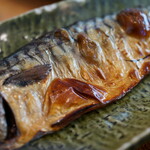 Nanaya - 鯖の塩焼き定食（￥860税込み）お惣菜／サラダ／スープバイキング付き。ライスもあります。
