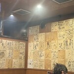 本とさや - 芸能人のサインが壁一面に飾られてます。