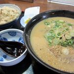 うどん家　たかを　 - かす汁うどん800円＋炊き込みごはん240円