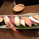 居肴家 一楽 - おまかせ寿司盛り合わせ（8貫）　999円（2014.01.04）