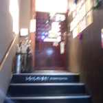 居肴家 一楽 - ２階に上がるとお店の入口があります