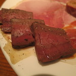 ラ・ブーシェリー・デュ・ブッパ - シャルキュトリー盛合せ：パテ・ド・カンパーニュ、鴨の胸肉スモーク、牛ハツ、牛サラミ、黒豚のもも肉ハム、自家製生ハム、仏・バイヨンヌ産生ハム3