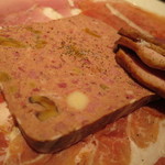 ラ・ブーシェリー・デュ・ブッパ - シャルキュトリー盛合せ：パテ・ド・カンパーニュ、鴨の胸肉スモーク、牛ハツ、牛サラミ、黒豚のもも肉ハム、自家製生ハム、仏・バイヨンヌ産生ハム4