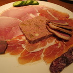 ラ・ブーシェリー・デュ・ブッパ - シャルキュトリー盛合せ：パテ・ド・カンパーニュ、鴨の胸肉スモーク、牛ハツ、牛サラミ、黒豚のもも肉ハム、自家製生ハム、仏・バイヨンヌ産生ハム5