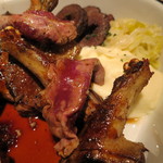 新潟県産 網採り青首鴨の炭火焼き、牛蒡の赤ワイン煮、葱のブレゼと共に2