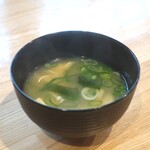 ISOJIN - 豆腐、油揚げ、わかめ、えのき、ねぎのみそ汁