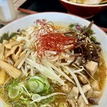 麺処 ひろ田製粉所 - 味噌ラーメン、奥は中華そば