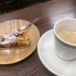 カレー店 LL - アップルタルト、ホットコーヒー（無料）