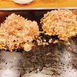 Okonomiyaki Omoni - 花カツオをかけて