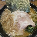 横浜ラーメン とんこつ家  - 醤油ラーメン背脂トッピング