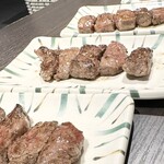 Nore Sore Shokudou - 肉が大きい　カレーの具も豚の角煮も大きい　甘エビでなくて赤エビだったり、ニンニクの天ぷらだったり、色食べ応えあります