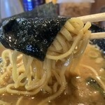 横浜ラーメン とんこつ家  - 海苔巻き麺