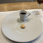 シャントレル - ❷フォアグラマカロン、キノコのスープ。