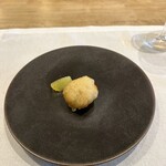 シャントレル - ❸蛤のベニエ、万願寺とうがらしのソース、黄金柑。