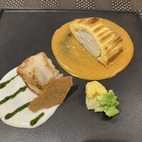 マリクオーレ - 新玉ねぎのソース（手前）とアメリケーヌソースで頂くお魚料理