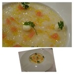 MAISON LAFITE - ホタテのカルパッチョ、シトラス風味・・白は「モッツラレチーズ」、オレンジ色はグレープフルーツです。 
      帆立をこのようにそぎ切りして頂くのは初めてですけれど「テッサ」のようで楽しいですね。 
      