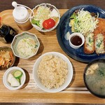 食堂コヨミ - 【はぎちポークの粗挽き塩豚とほうれん草のチーズ入りコロッケ定食】(¥1150)+【なめ茸と生海苔と大和芋のとろろ】(¥160)+【雑穀入り野菜サラダ(小)】(¥250)