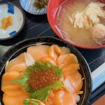 紋別漁師食堂 - ほたて赤玉丼