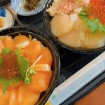 紋別漁師食堂 - 赤玉丼と三食丼のほたての色を比較