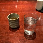 Soba Waraku Yamamoto - 座敷は嫌だったが、入れるならと諦めて 案内された席に着くと お冷と温かい蕎麦茶が直ぐに準備されました。