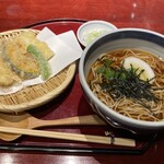 Soba Waraku Yamamoto - 意外や意外、 10枚目の写真の様に冷たい天ぷら蕎麦の「もり蕎麦」の部分が、 「かけそば」に変わったバージョンで登場です。