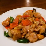 祥瑞坊 - BCD3つ選べる晩酌セット（980円）。鶏肉とカシューナッツ炒め。