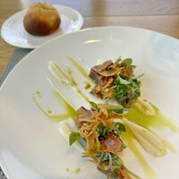 フィエルテ - 鰤(藁の香り)  新玉ねぎのピュレとサラダ　上にかかっているのはアーモンドとアンチョビのキャラメリゼ
                    奥にあるのはミルクパン　柔らかくて美味しい