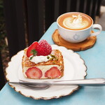 ペチカスケマサコーヒー - あまおうミルフィーユ（900円） フラットホワイト（600円）