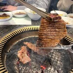 グルメリア但馬 - 大っきいお肉は、切りながら(笑)
