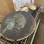 海老屋 - 牡蠣とハマグリの浜焼き