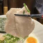 鶏白湯RAMEN 芦屋 焔 - チャーシュー、にゅ〜〜ん！