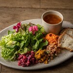 4 types of deli salad plate