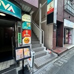 シカゴピザ&ボルケーノパスタ Meat&Cheese Forne - 入り口は建物右に回り込むと、階段が有ります。