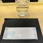 Torokeru hambagu fukuyoshi - お水、お手拭き、紙エプロン