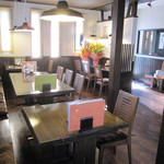 ﾃｰﾌﾞﾙ席が中心で、奥にはｶｳﾝﾀｰ席も。