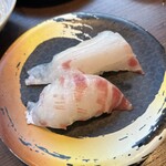 Kaitenzushi Jin - 朝〆真鯛。甘くて美味しい。209円