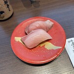 Kaitenzushi Jin - ブリ。柔らかい。500円。島根県の御縁ブリ？一本釣りした寒鰤。船上で丁寧に神経〆。