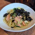 ピソラ - スモークサーモンと貝柱の和風ソースパスタ