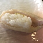 グルメ回転寿司 函太郎 - ネタが巨大？なので、シャリをぐるりと一周できました！（平目えんがわ）※決して遊んでいるわけではございません。ネタの大きさをご理解いただきたく、巻かせていただきました。