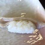 グルメ回転寿司 函太郎 - 平目えんがわ、長すぎて折り畳まれてました！