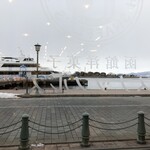 函館洋菓子スナッフルス - 窓際席から外（海側）の眺め