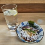 天満酒蔵 - 焼酎（麦、お湯割り）［270円］、きずし［280円］