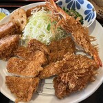 とんかつ 紋吉 - 土日祝限定スペシャルランチ　1250円　右から海老フライ、トンカツ（薄切り）、チキンカツ、ミンチカツ、レンコンフライ、コロッケ　ほうれん草の小鉢