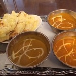 DiP RASNA - Cランチのチーズナンとカレー3種。