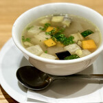 洋食 おがた - 多様な野菜がたくさん入ったスープ
