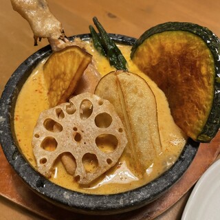 Kare Ohana - チキンと野菜の石焼レッドカレーのメイン