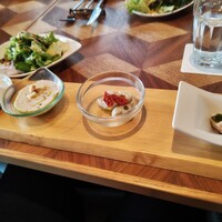 アルコバ - サラダ、前菜が付いたセット